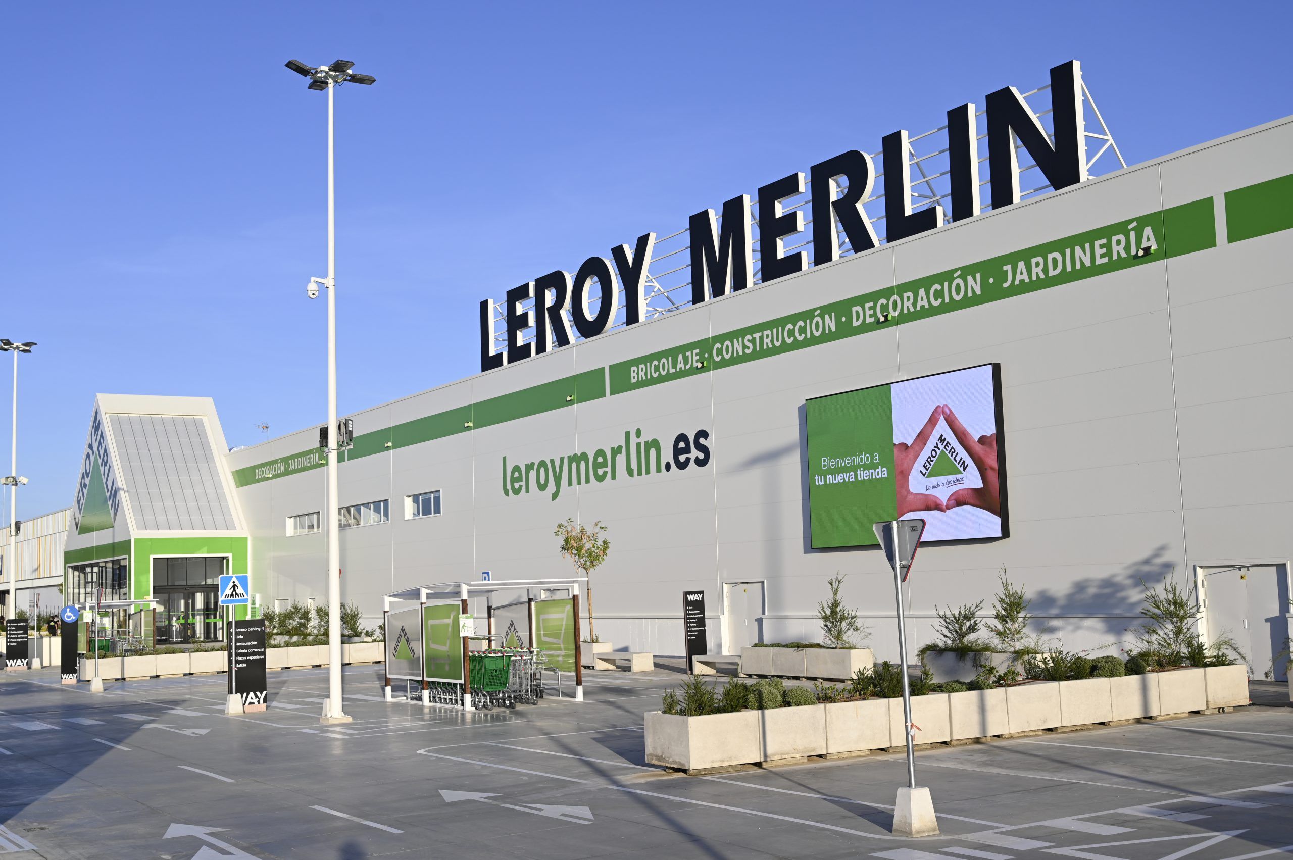 Noticias sobre Retail España Revista Hi Retail | Exterior Tienda Leroy Merlin scaled
