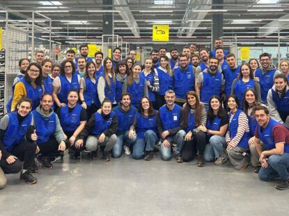 Noticias sobre Retail España Revista Hi Retail | Foto equipo Decathlon en Alfafar1 scaled e1739530229566